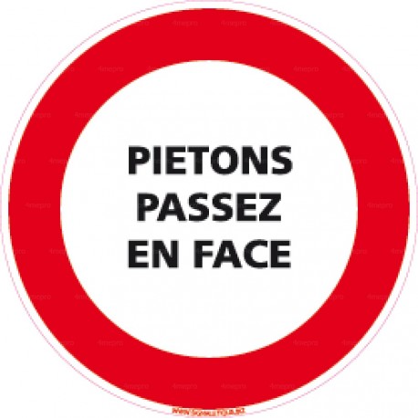 Panneau piétons passez en face