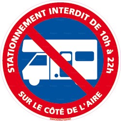 Panneau Stationnement interdit de 10h à 22h - sur le côté de l'aire