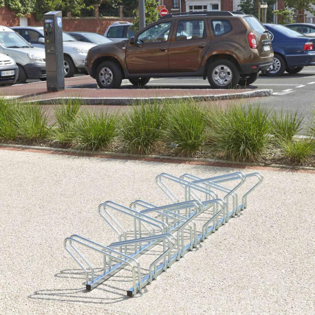 Range 10 vélos au sol face à face