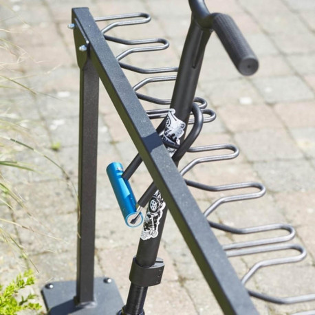 Range 9 trottinettes sur pied